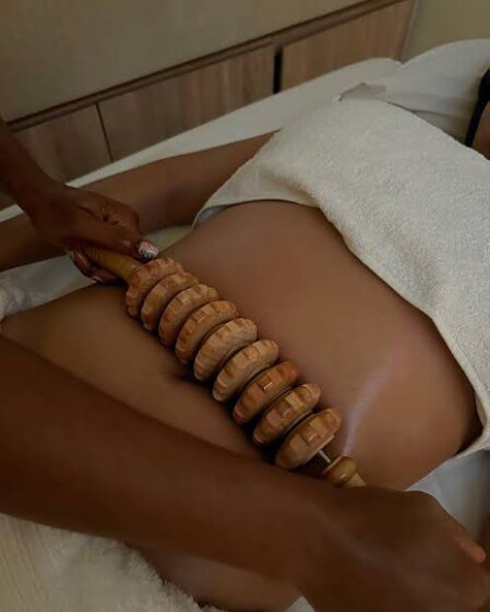 Client receiving a non-invasive body contouring treatment in a modern clinic