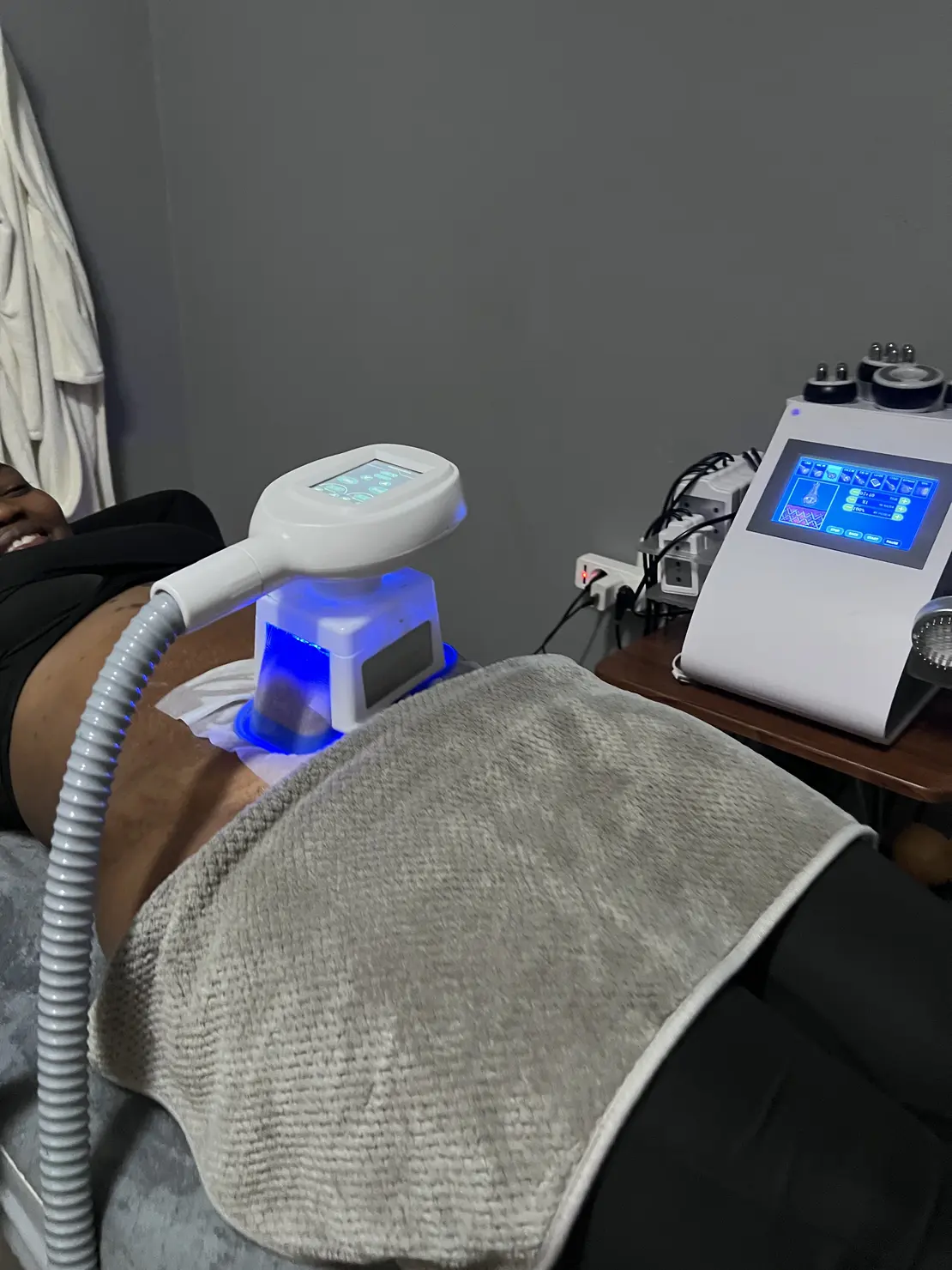 Fat freeze applicator on the stomach area